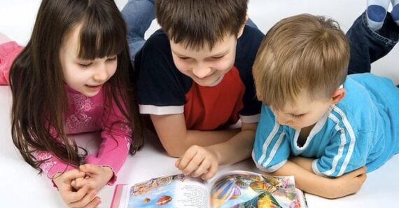 3 kids reading a book