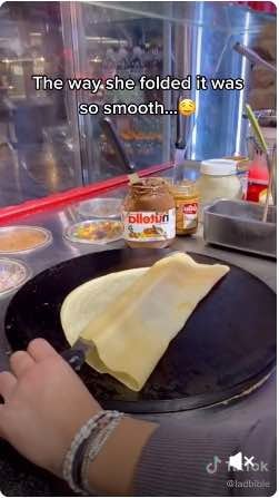Capture d'écran d'un utilisateur de TikTok faisant une crêpe à partir de pâte à biscuits molle. Capture d'écran d'un utilisateur de TikTok faisant une crêpe à partir de pâte à biscuits molle.