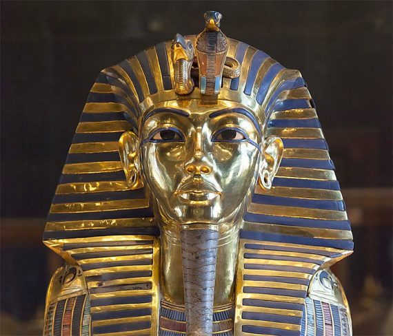 Foto de uma estátua de ouro do Rei Tutus