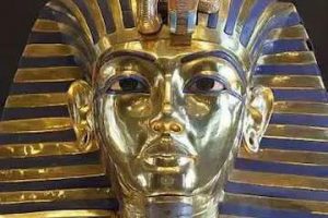 Photo of King Tut's gold statue