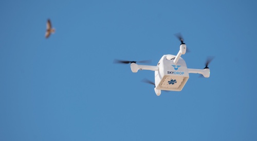 Foto de un dron SkyDrop en vuelo.