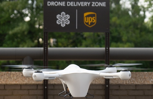 Foto de un dron de UPS preparándose para despegar. 