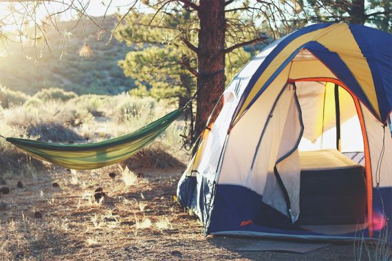 Foto de una carpa y hamaca en un camping