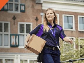 Image of a female FedEx delivery employee