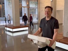 Image of Musk carrying a sink in Twitter's headquarters