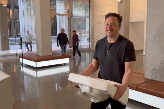Screenshot of Musk's video carrying a sink in Twitter's headquarters.