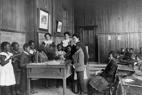 Photo de jeunes enfants noirs à l'école de la fin des années 1800.