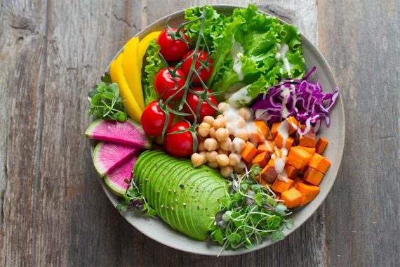 Photo de fruits et légumes dans une assiette