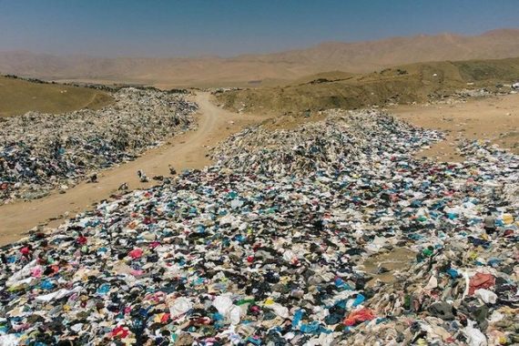 Image d'une énorme quantité de vêtements jetés dans une décharge au Chili