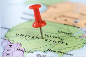 Flat map of the U.S. with a pin in the middle