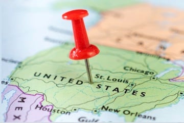Flat map of the U.S. with a pin in the middle