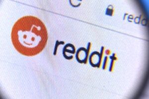 Reddit logo behind a magnifying glass