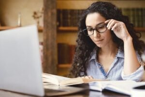 Female writer in front of a computer